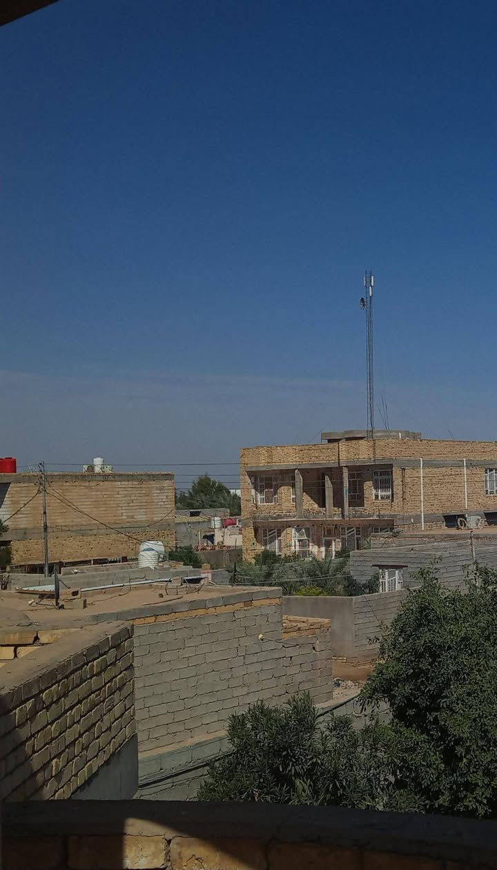 بيت للبيع  المساحة 600 متر يتكون من 3 غرف صاله مطبخ استقبال طرمه مساحة البناء 400 متر الباقي حديقة طارمه البناء طابوگ  البيت طابقين العنوان حي فدك قرب ابو رعد سيراميك يوجد ماء اساله كهرباء الاتصال على رقم ***********
