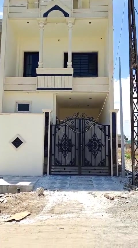 السلام عليكم 
دار للبيع في حي الانتصار 100 متر سكني شرط التحويل طابق ونصف يتكون من ثلاثة غرف وغرفة استقبال وهول ومطبخ ومشتملات بكلا الطابقين مغلف بالبورسلين والسيراميك والسقوف الثانوية تسليم فوري 
للطلب والأستفسار يمكنكم التواصل معنا على الأرقام التالية 
***********
***********
