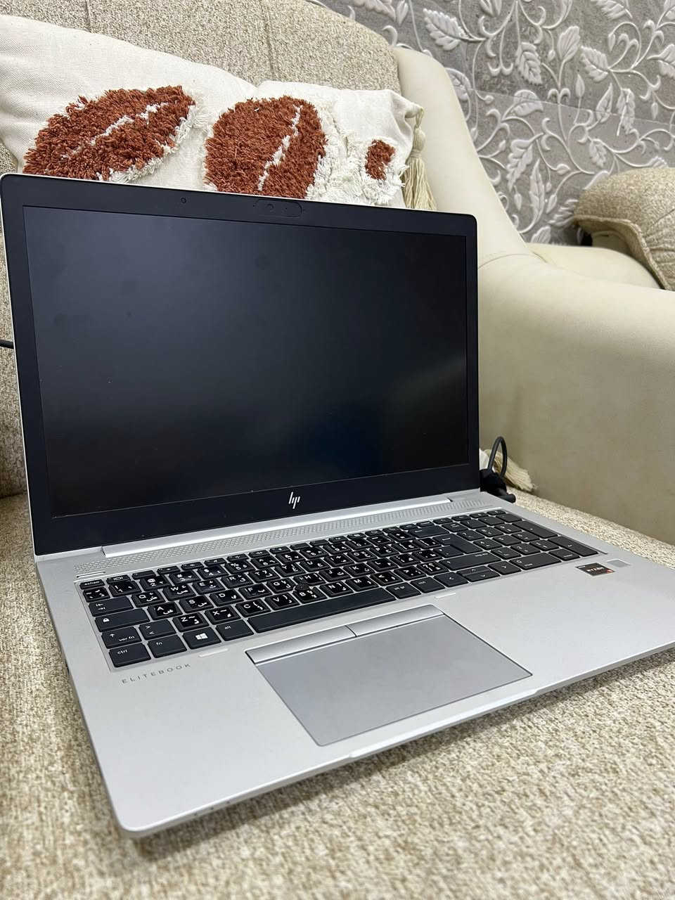 🔥 للبيع – لابتوب قوي ومواصفات ممتازة 🔥
فرصة حلوة للي يدور جهاز سريع وعملي 💻
HP elitebook 

🔹 المواصفات:
- شاشة 15.6 إنج واضحة وكبيرة  
- معالج Ryzen 5 Pro قوي ⚡  
- كرت شاشة Vega 8ممتاز برامج تصاميم وبرمجه وألعاب 🎮  
- أداء سريع ومناسب للاستخدام اليومي  

🔹 المميزات:
✔️ مناسب للدراسة والعمل  
✔️ تشغيل سريع بدون تعليق  
✔️ شاشة مريحة للعين  
✔️ جهاز عملي ويتحمل الاستخدام  
شكل نحيف وعصري حديث

💰 السعر: (425 الف وبيها مجال بسيط)
📍 الموقع: (واسط وتوصيل موجود جميع المحافظات )
📞 للتواصل: خاص ***********
