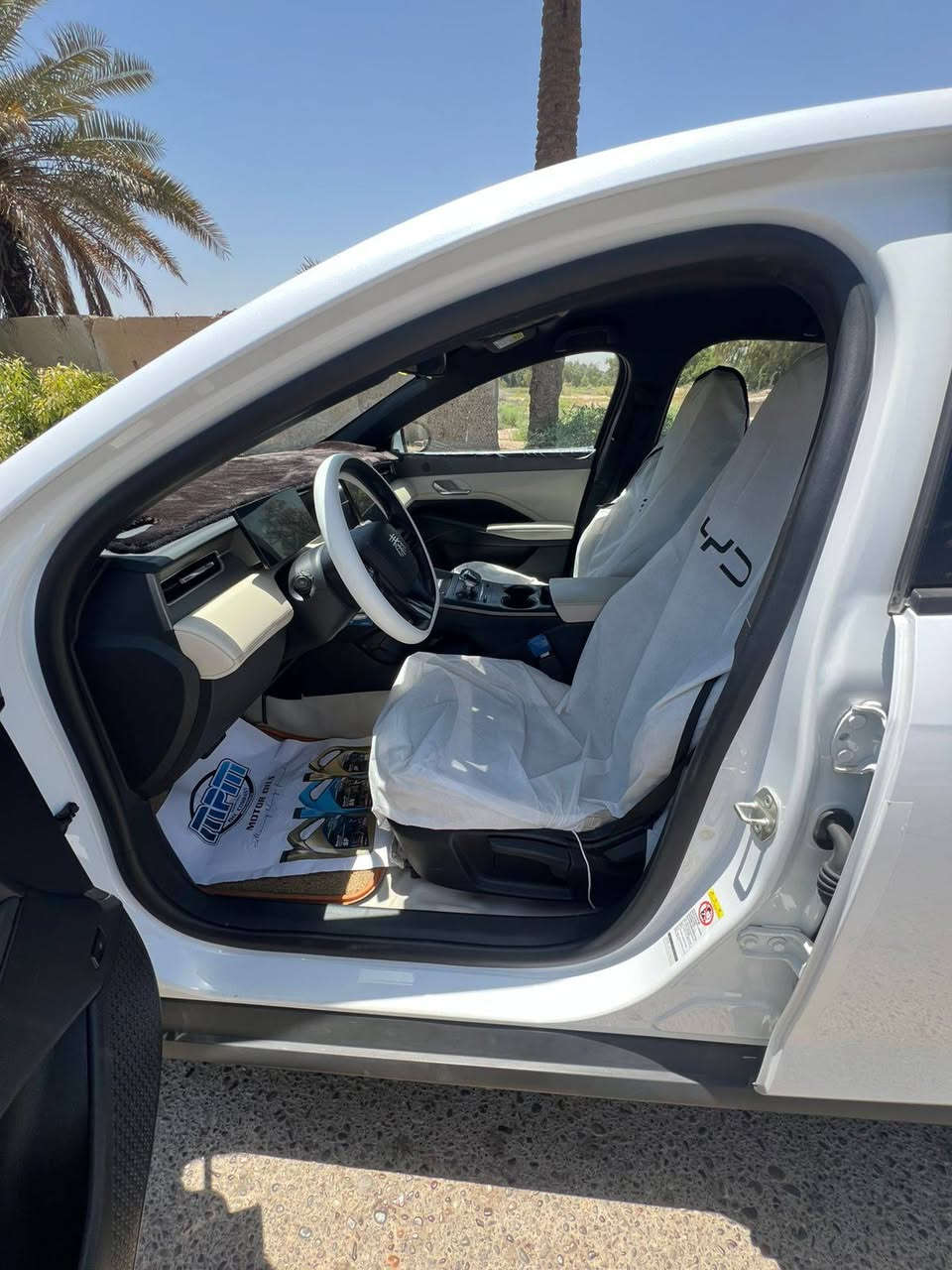 السلام عليكم كن بلاص BYD 2025 رقم بغداد باسمي ماشية 7الاف الكلي شاحنة وكرت وبصمة مواصفاته معروفه مصروف عليها السيارة مغلفة الارضية مال سيارة وكاعيات وياها واضائة داخليه يم الرجلين مبرمجه ومعربة ومنزللها هواي برامج البنيد والدعاميات الاماميه والخلفية مغلفات فابلون سيارة جاهزه من كلشي بيها ملاحظة بسيطة رصعه صغيرة بلباب الخلفية الايمن سعر 18800 وبيها مجال مكان السيارة بغداد *********** , ***********

