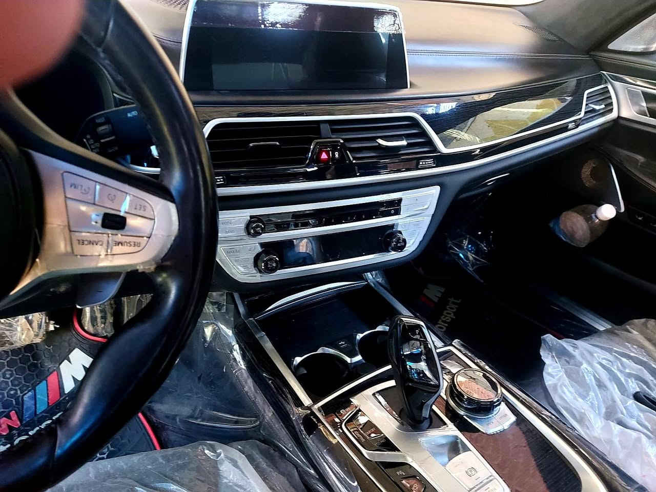 السلام عليكم للبيع فقط ... سيارة جديدة ودخول جديد (كتاب ضباط) وسعرها مناسب 
السلام عليكم BMW 750i موديل ٢٠٢٠ رقم ديالى دولي بأسمي دخول جديد ( كتاب ضباط) ماشية ٦١ الف ميل بانوراما دفع رباعي محرك ٨ سلندر توين توربو انارة داخلية محيطية بعدة الوان حتى البانوراما مري شفط كل الكشنات  كهرباء وتدفئة وتبريد ومساج وحفظ وضعيات الجلوس ايباد للتحكم بداخل السيارة من انارة ومسجل وبردات وخارطة الطريق مري بالقمارة من الداخل للمقاعد الخلفية الابواب كلها شفط + بصمة +دبل جامة   صندوق ينفتح على حركة القدم داخل السيارة جديد جدا تايرات الشركة الماني الصنع نوع Ran flat انتاج نهاية ٢٤ الشاشة محدثة باللغة العربية تجاوي كهرباء اصطفاف ذاتي حفظ مسار السيارة قيادة ذاتية في حال الرجوع للخلف في الاماكن الصعبة وبعد غيرها من المواصفات اللي بيهة سيارة جديدة بمعنى الكلمة 
سيارة مكانها ديالى للاستفسار الاتصال 
*********** 
العميد أحمد السعدي
