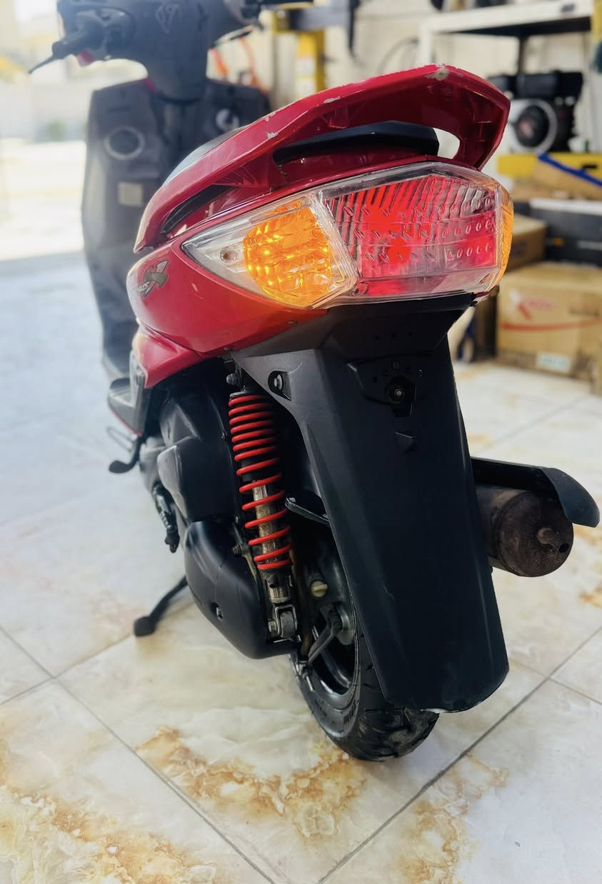 السلام عليكم دراجه سكنس فحل لبيع كابريتر  دراجه رنبه ممفتوحه بلادي الدراجه جديده كفرات ختم واحد ❤️❤️تخم تاير جديد كهرباياتها كلها بلادي محرك ناعم الدراجه ملحه الدراجه ما بيها نقص السعر ٧٧٥ مكاني دوره شارع ٦٠  رقمي ***********
