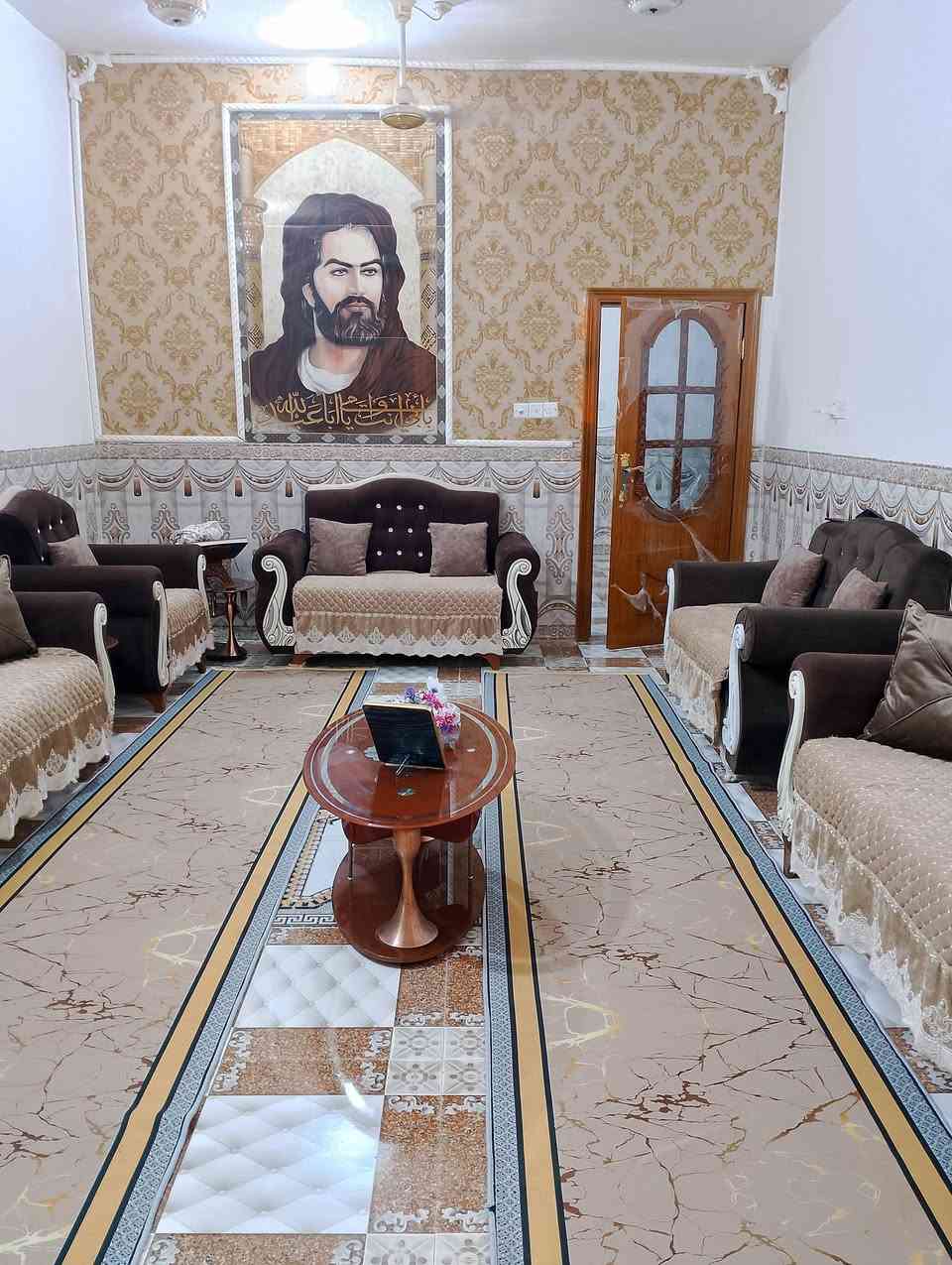 السلام عليكم #دار للبيع
المساحة 250 
متكون من غرفتين و صاله و أستقبال ومطبخ وصحيات خارجيات 
بناء حديث 
الشطره طريق ال عواد قرب مجمع السيراميك 
***********
