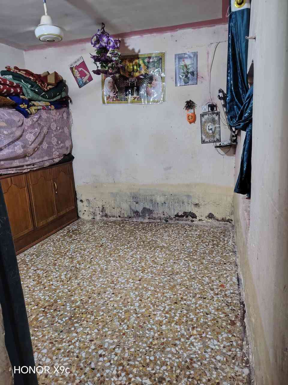سلام عليكم دار للبيع مساحه ١٥٠متر مع الحديقه البيت يشمل 3غرف وصاله ومطبخ واستقبال خارجي سعر 38 مليون مع تانكيات مغاسل مع البيت مكان حي الجزائر مقابل السجه ***********
