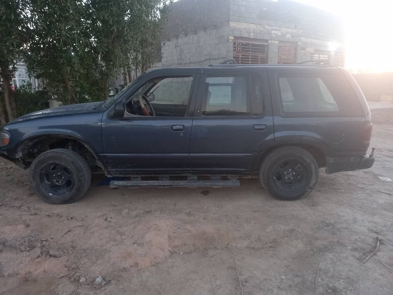 فورد اكسبلور بلور ٢٠٠١ سياره حلوه مراوس حسب القناعه مكاني بغداد للتواصل ***********
