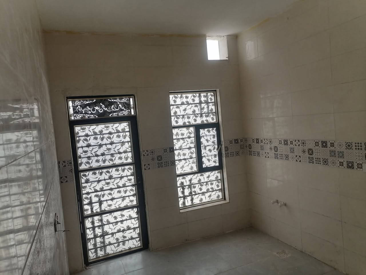 سلام عليكم بيت البيع  زراعي بحي شهداء
المساحه 130متر
البناء غرفتين6×3
مطبخ 3×4
ديوانيه 6×3
صحيات خارجيه
تصال عل هاذا الرقم***********
