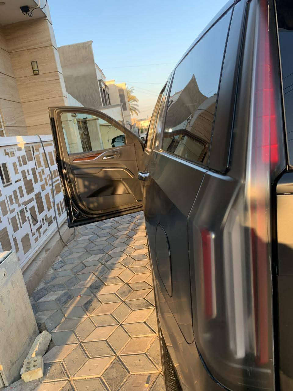 الفخامه المريكيه[كديلاك اسكليد] موديل 2024 مسافه مقطوعه 19,000 الف وارد امريكي سعره 75,000 الف مراوس بسياره موجود  وبيه مجال تواصل واتساب ***********
