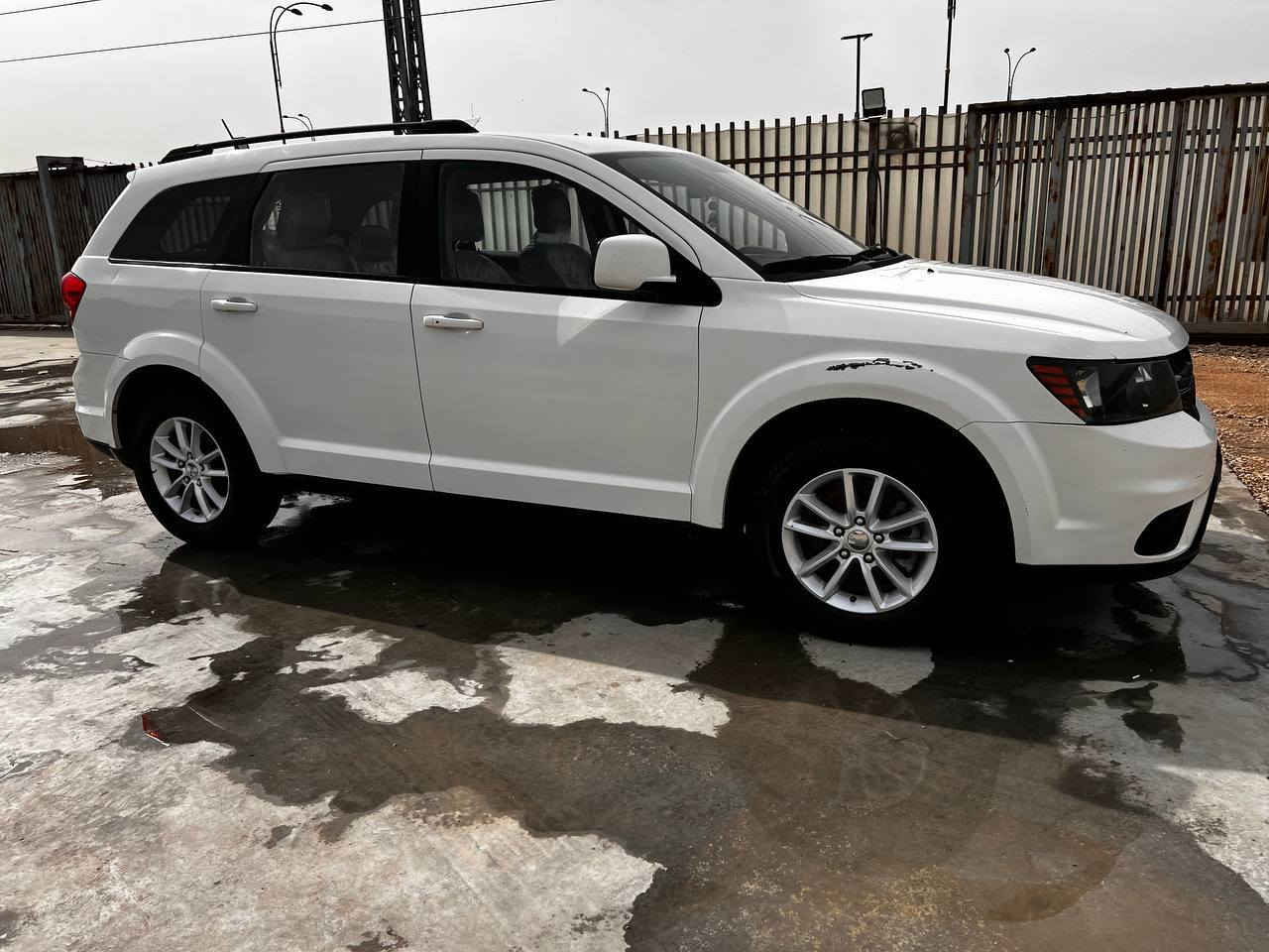 للبيع دوج جورني  Dodge Journey SXT
‏​الموديل: 2017 / رقم بغداد
‏​المحرك: [6 سلندر / 3600].
‏​عدد الركاب: 7 راكب. 
‏​الحالة: [تبديل جاملغ عكس السائق / صبغ شبر من البنيد ] . 
‏[الشاصي والهيكل غير متضرر مكفول + بدون ايربالك]
‏​المسافة المقطوعة: [100الف/قابل للزيادة].
‏​المواصفات: بصمة، تحكم ستيرن، تبريد ثلاث قطع، مثبت سرعة، كراسي جلد. 
‏ملاحظة: محرك + كير + حداية امامي خلفي جدد ومكفولات
‏​السعر: [150] (قابل للتفاوض البسيط).
‏​المكان: [بابل مركز الحلة].
‏​للتواصل: ‪***********‬
