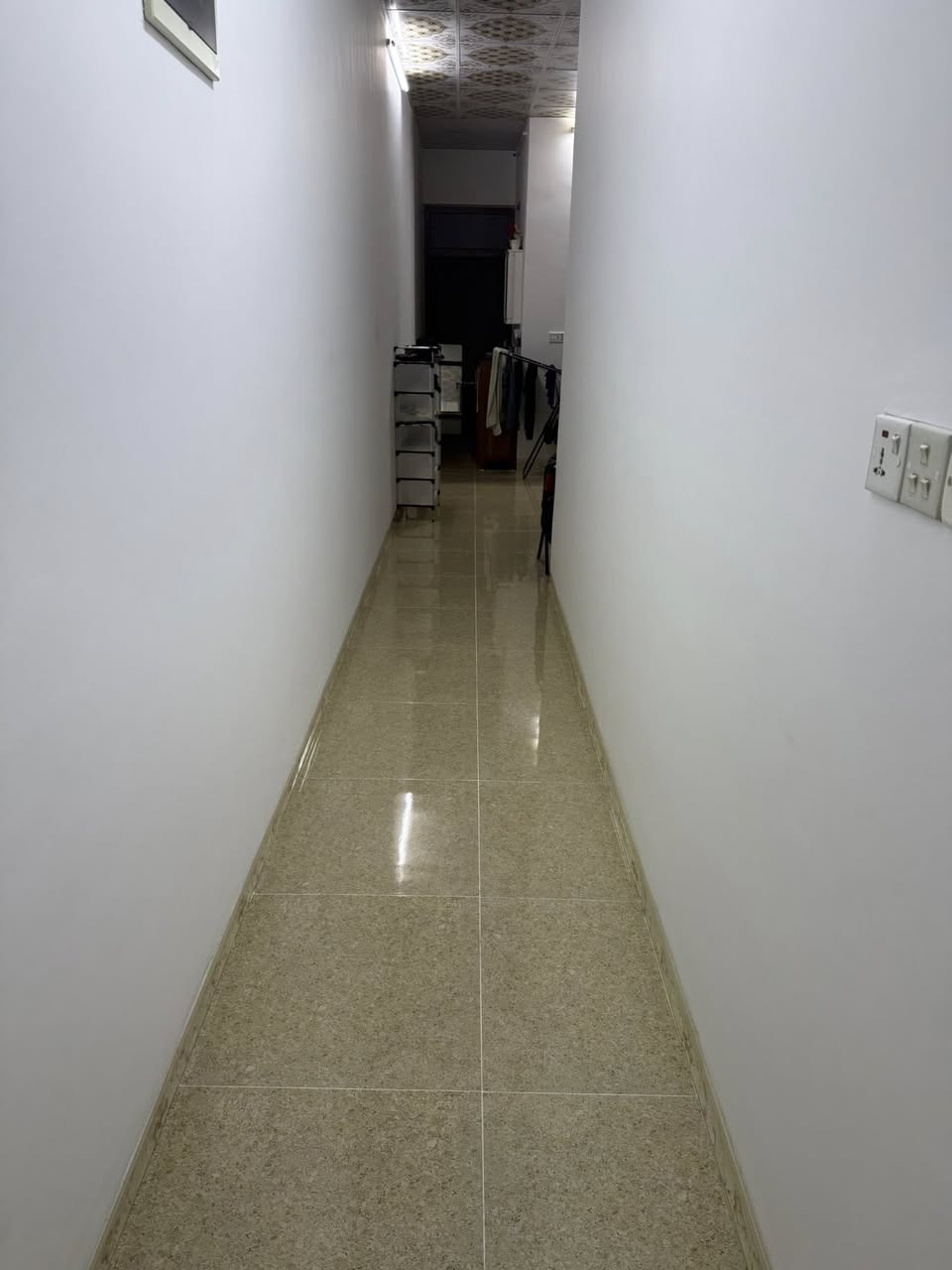 🏡 للبيع – عقار مميز في كركوك | حي العسكري 🏡
📍 الموقع:
يقع في حي العسكري، موقع حيوي وقريب من المدارس، الأسواق، وجميع الخدمات الأساسية، مناسب للسكن العائلي.

📏 المساحة:
100 متر 
على شارع واسع يسهّل الدخول والخروج.

🛋 المواصفات الداخلية:
 • غرفة نوم واحدة بتصميم أنيق ومساحة مريحة
 • صالة استقبال 
 • حمّامين بتشطيبات راقية
 • مطبخ مفتوح بتصميم حديث

💡 مميزات إضافية:
 • بناء متين وتشطيب ممتاز
 • تهوية جيدة وإضاءة طبيعية
 • جميع الخدمات متوفرة

💰 السعر: 82 مليون
📞 للتواصل والاستفسار:
***********
***********
(اتصال أو واتساب)
