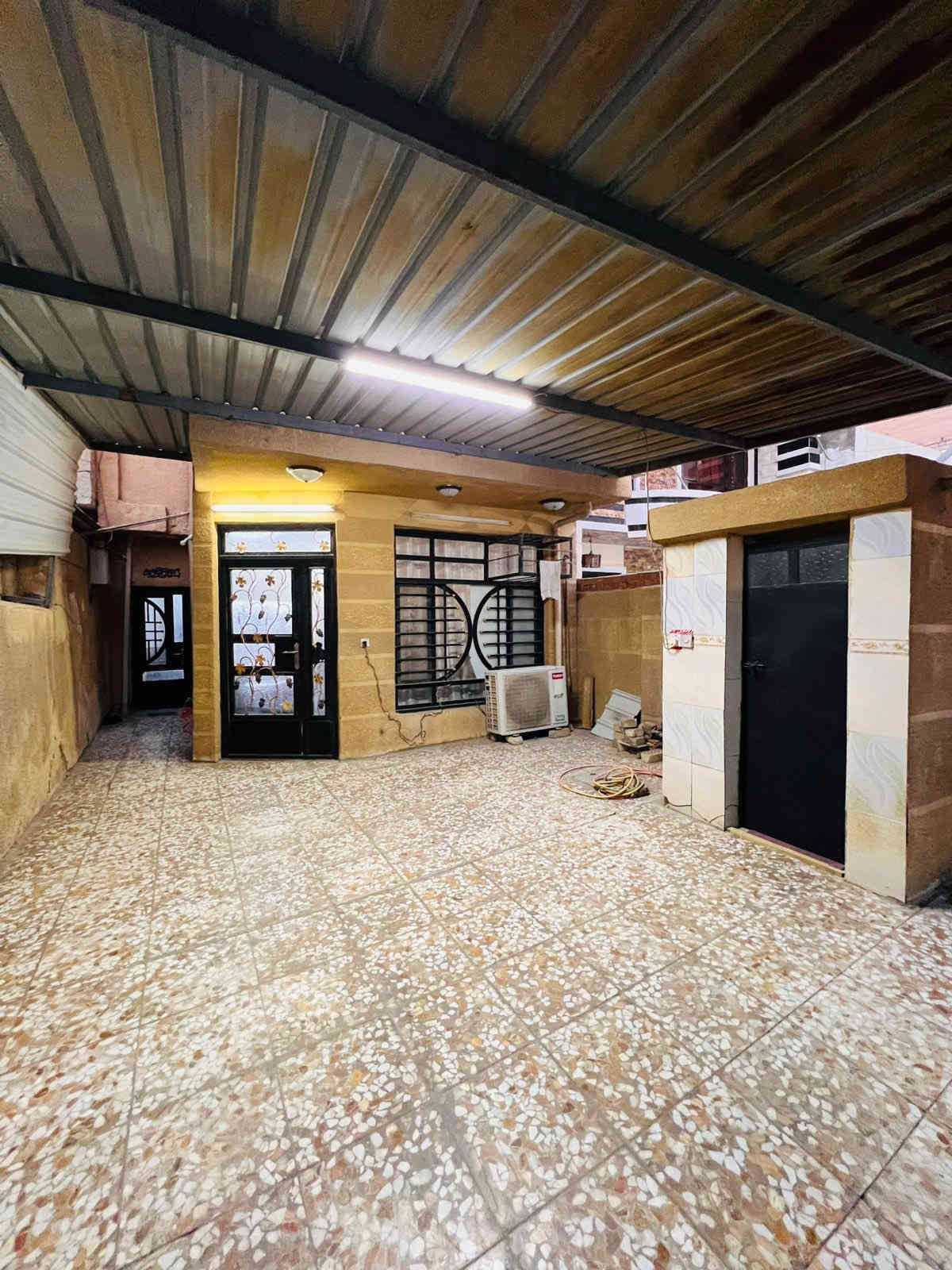 بسم الله الرحمن الرحيم 
دار للبيع مساحه 110م واجه. 5.50 نزال 20 
بناء نضيف جداً اضلع غير مشتركه 

📍موقع البيت غزاليه شارع مدير الأمن مربع قاسم نافوره من افضل المواقع في الغزاليه 📍👌

محتويات البيت 

🔴الطابق الأرض يحتوي على كراج + مدخلين صحيات خارجيه صاله + مطبخ + حولي 

🔴الطابق الثاني يحتوي على غرفتين نوم + خدمات 

الطابق الثالث يحتوي على بيتونه + سطح 

للأستفسار 

☎️***********☎️احمد الفلاحي
