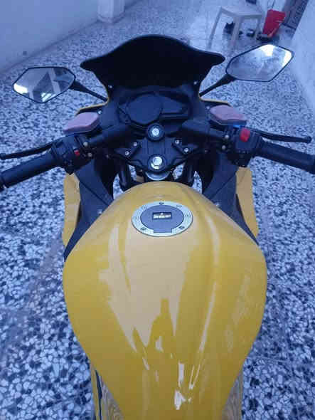 السلام عليكم بطح شحن 6 بطاريات تمشيك 80 كيلو
موديل 2025 
, دراجة وكاله وبعدها جديده لايتات زنون عالي وناصي وبصمة وتشغيل عن بعد
سرعة دراجة 120 

سعر دراجة 2700 مليونين وسبعمية وبيهة مجال 
وتساب ( ***********) 
هاتف (***********) 

العنوان الصويرة
