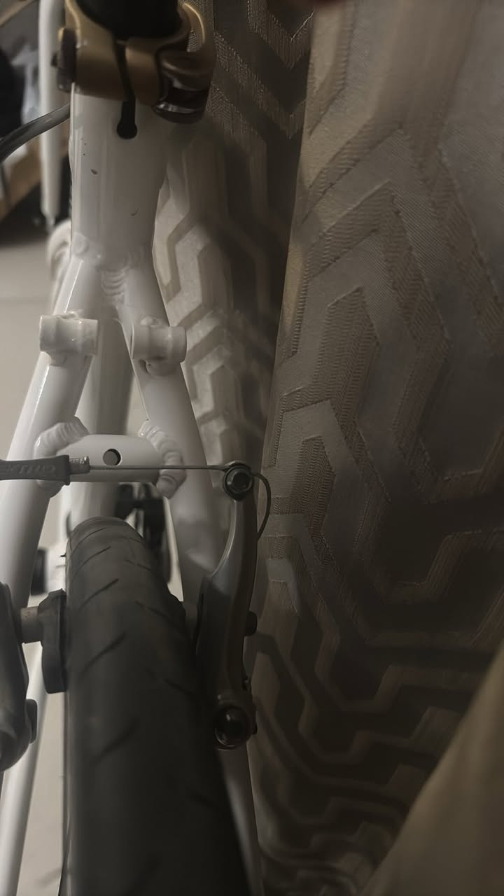 ✦ السلام عليكم ورحمة الله وبركاته ✦

🚴‍♂️ دراجة Louis Garneau Chasse للبيع – ٣٣٠,٠٠٠ دينار

• إطار ألمنيوم خفيف وقوي
• مبدل خلفي Shimano Altus RD-M2000
• عجلات Mavic Cosmic الأصلية (خفيفة وسريعة، أداء عالي)
• براكيت 1/8

الدراجة نظيفة ومجهزة بقطع أصلية وترقيات قيمة، مناسبة للشارع والمدينة وتخلي الركوب سلس وسريع.
📌 السعر المطلوب: ٣٣٠ ألف دينار ثابت ومناسب مقارنة بالمواصفات.


**إذا كنت صاحب هذا الإعلان وتريد حذفه لأي سبب، رجاءا أرسل رسالة إلى الدعم الفني**