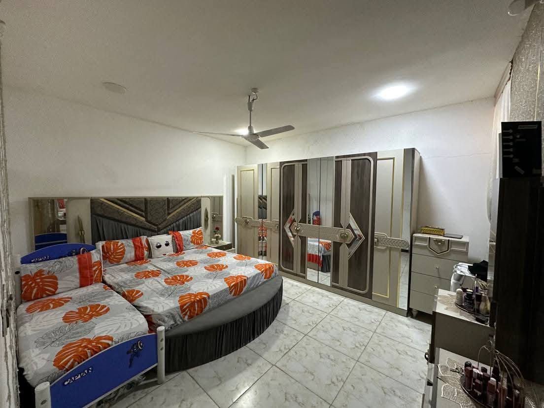 السلام عليكم دار للبيع المساحه 105متر طابو زراعي سند 25 بناء سنه 2020 يتكون من هول واستقبال ومطبخ  وغرفه نوم وصحيات داخليه وخارجيه ومنور على الغرفه مجاري للباب الشارع تبليط العنوان ابو خستاوي شارع سيد علي الاستفسار مراسله الصفحه او الاتصال على الرقم ***********
