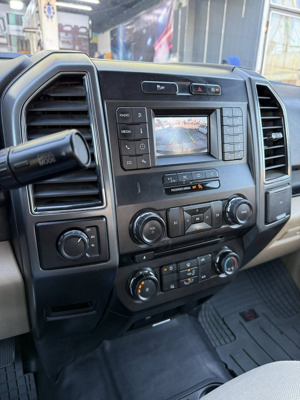 فورد 2018 خليجي شركة العراق
مكفولة من كل شي

باب طويل

بدي قصير

محرك 8 سلندر المرغوب 

دفع رباعي

كير تعليك 10 نمر 

سايد بريك كهرباء

ماشي ٨٩ ميل

السيارة ما بيها اي نقص

وباسمي تحويل سنوية مباشر

السعر 225$

الاتصال 
***********
