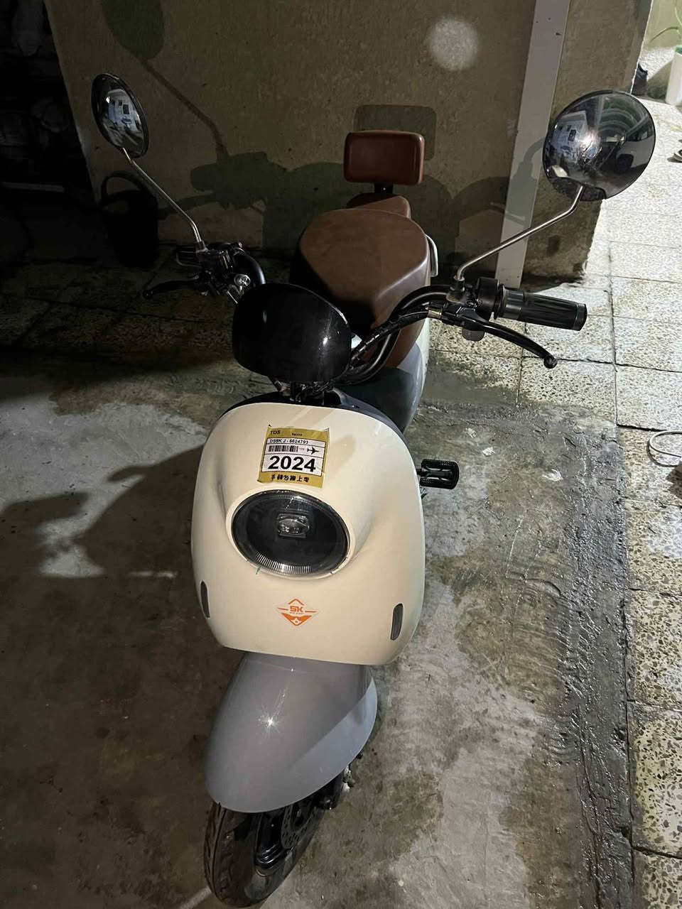 السلام عليكم دراجة شحن للبيع استخدام قليل جداً 

مواصفاتها 

بطاريات عدد 2 

بصمة عدد 2 

كلشي شغال بيها 

محوله مالتها 

والصور توضح كلشي

مكانها بغداد العبيدي 

رايدها بـ650 الف وبيها مجال للشراي ان شاء الله 

للتواصل حصراً ***********
