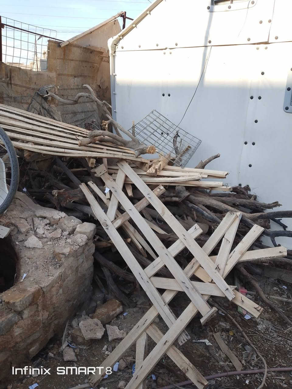 سلام عليكم عندي عندي حطب للبيع نوع الحطب مشمش وبرتقال ورارنج وعنب ومسكل انواع المكان قضاء بلد الاستفسار الاتصال على الرقم ***********
