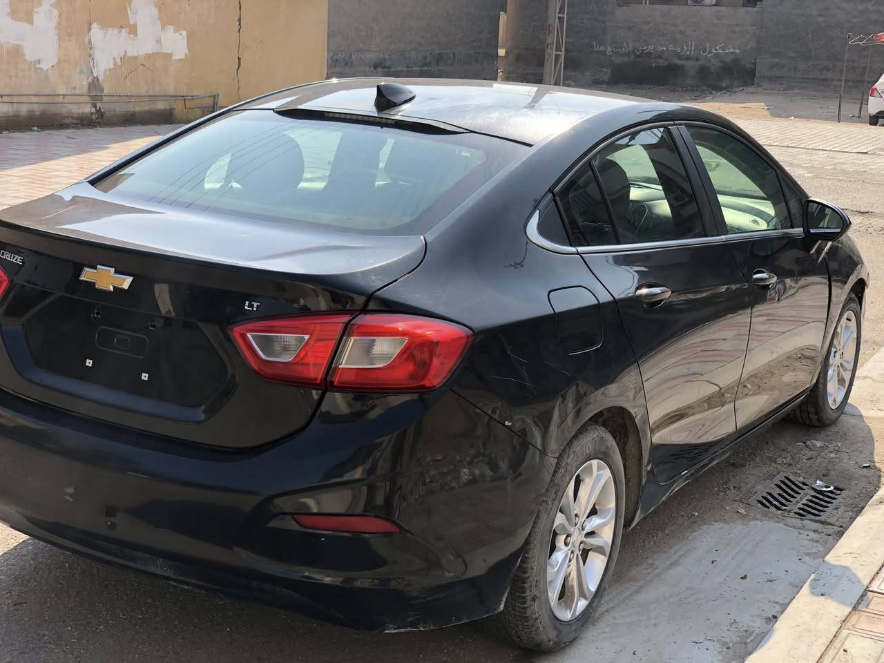 🚗 شفروليه كروز 2019 LT أسود للبيع
🔧 المواصفات:
• محرك 1.4 لتر توربو اقتصادي وقوي
• گير أوتوماتيك ناعم
• دفع أمامي – 5 ركاب
• صرفية بنزين ممتازة داخل وخارج المدينة

🛋 التجهيزات:
• شاشة معلومات مع بلوتوث / USB
• كاميرا خلفية وامامية تسجيل صورة وصوت
• تحكم ستيرن + كروز كنترول
• تكييف وتدفئه جيد جدا
• مرايا ونوافذ كهرباء
• أنظمة أمان (ABS – Traction – وسائد هوائية)
• كشن كهربائي 
• كشنات تدفئه

 السيارة بدون رقم تترقم اي محافظة 🚙
✨ الحالة:
سيارة نظيفة جدًا من الداخل فقط تحتاج الى بوليش وحدادية للابواب الامامية استخدام شخصي، جاهزة للفحص والسفر

📍 الموقع: …كربلاء المقدسة 
💰 السعر: …85$ وبيها مجال بسيط
📞 الاتصال: …***********
