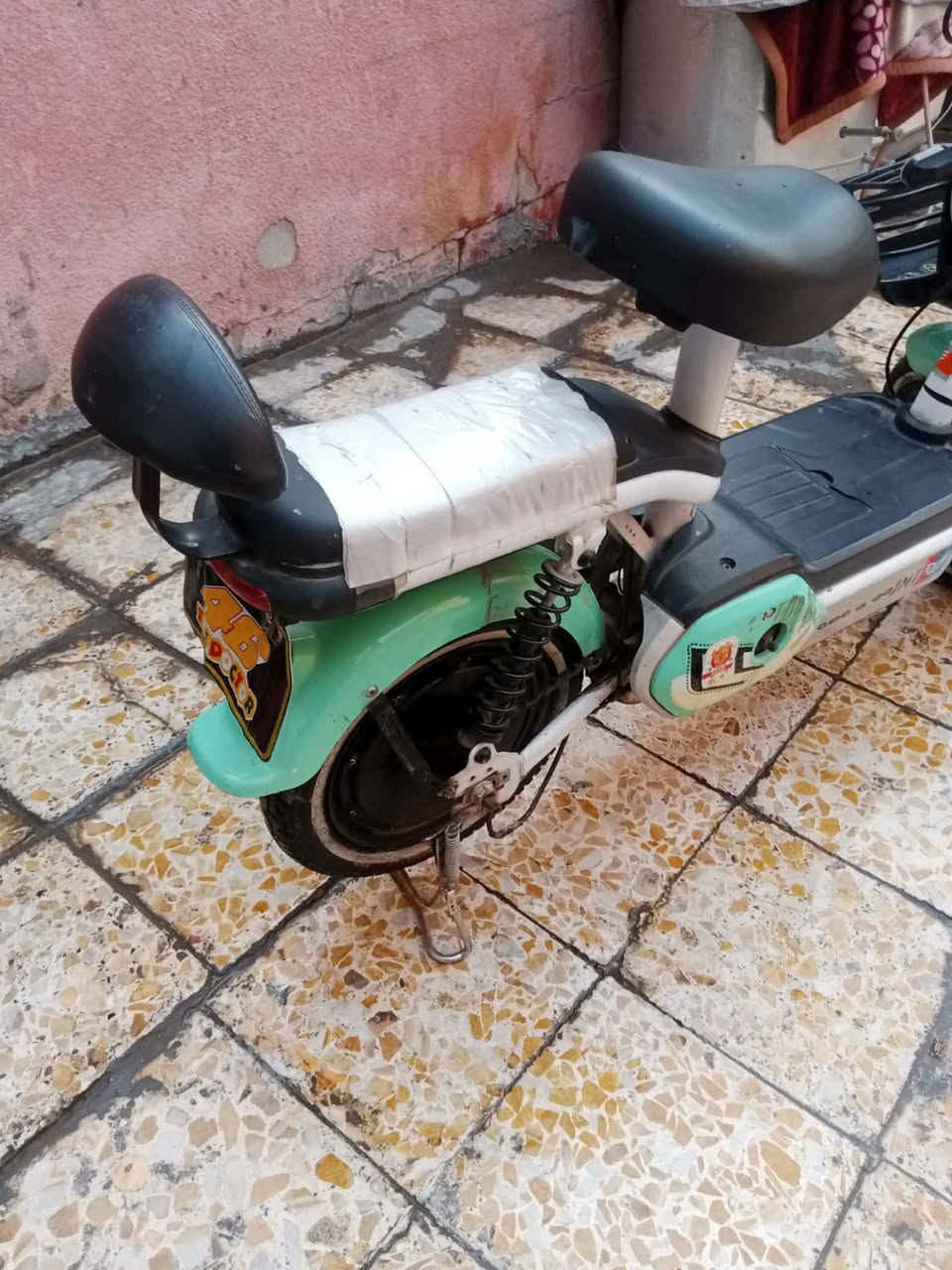 سلام عليكم دراجه شحن للبيع فول مواصفات  هورن لايت بريك امامي خلفي قفل 🔒 خلفي أربع بطاريات دبلات شغالا وكدامك دراجه نضيفه والسرعه 60 السعر 200وبيها مجال حك الجيه  العنوان بغداد العبيدي رقم الهاتف ***********
