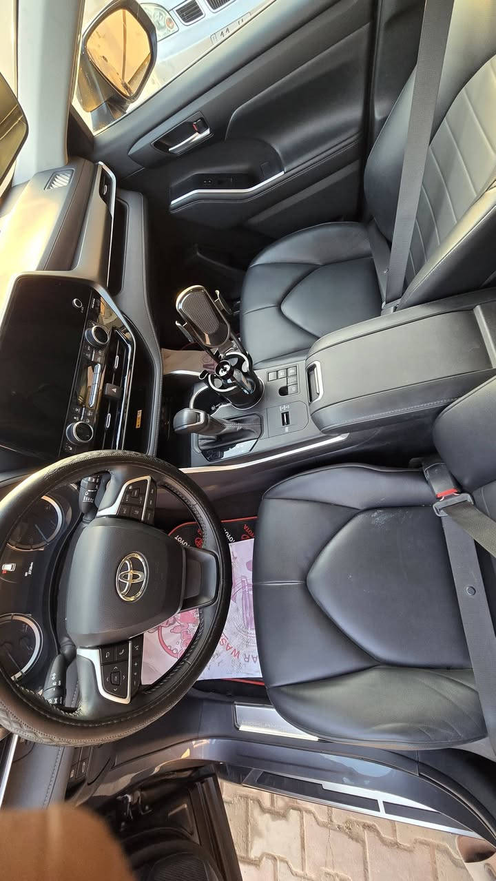 السلام عليكم للبيع فقط تيوتا هايلندر موديل٢٠٢٤ وارد امريكي 
محرك ٤ سلندر هايبرد
بصمه 
كشن كهربائي 
اشاير بالمري
شاشه كبيره 
تحكم ستيرن
عداد سرعه رقمي 
تشغيل عن بعد
تقفيل لمس
صندوك كهربائي 
كشن جلد vib 
هند بريك اوتو
السياره رقم بغداد الانكليزي تحويل ثاني يوم 
السياره حادثها جاملغ وربع بنيد وباب سايق رش 
مكان السياره الانبار الفلوجه الاستفسار ‎0782 828 5201
