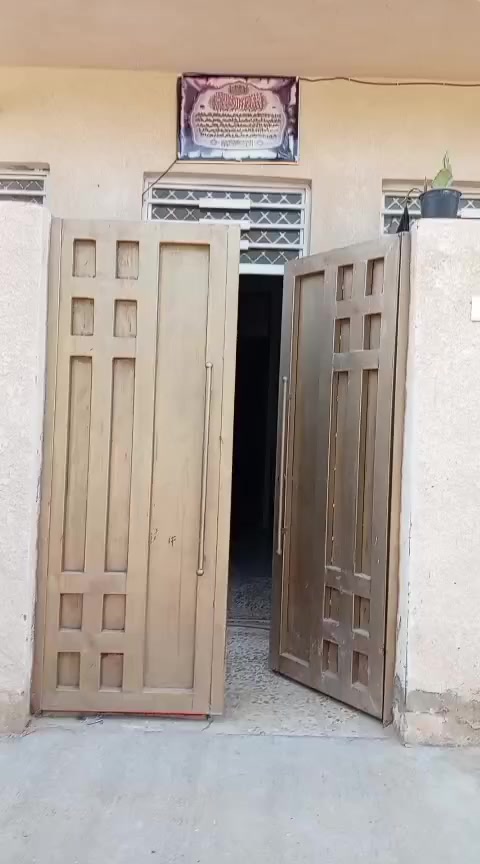 سلام عليكم عندي بيت ١٠٠ متر زراعة ١١٧ في الشعب يم ثعلبع بحي منتظر جديد سعر ٦٠ بي مجل هاتف *********** ور سد بي مي ومجاري وكهرباء
