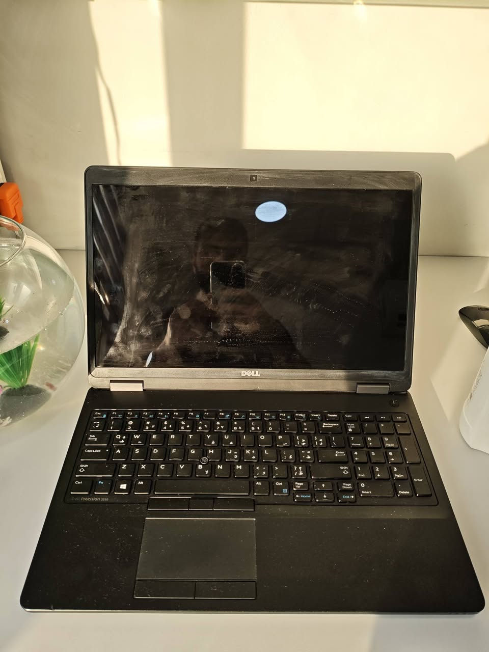 💻 حاسبة Dell Precision 3510 للبيع (مال كرف وشغل ثقيل)
السلام عليكم شباب.. عندي هاي الحاسبة Dell Precision راقية وقوية، من فئة الـ Workstation المخصصة للشغل الثقيل والكرف. تفيد جداً طلاب الهندسة، المبرمجين، أهل التصميم والمونتاج، والي يحبون حاسبة تتحمل شغل مستمر.
🔍 المواصفات:
المعالج (المعالج): Core i7-6820HQ بسرعة 2.70GHz. (فئة HQ القوية مو مثل المعالجات العادية، أداءها عالي بالبرامج).
الرام: 8 جيجا DDR4.
الهارد: SSD سريع جداً 238 جيجا. (الحاسبة تفتح بثواني والبرامج سريعة وماتعلق).
كارت الشاشة: خارجي منفصل 2 جيجا، يمشيلك ألعاب وبرامج هندسية ومونتاج براحتة.
الشاشة: شاشة واضحة وبيهه ميزة اللمس (Touch Screen) وتتحمل 10 نقاط لمس سوة.
النظام: ويندوز 11 أصلي ومفعل وجاهز.
الكيبورد: إنجليزي أصلي وعربي طباعة بس تحتاج اعادة وبيه كيبورد أرقام جانبي كامل (NumPad).
📌 حالة الحاسبة (للأمانة التامة) :
الشاشة: بيها اثر ضوء ابيض بالزاوية اليسرى من جوة. وما تأثر نهائياً على اللمس (التاتش شغال طبيعي) ولا على شغل الحاسبة.
 البطارية: صراحة مو كلش زينة، تمشيك تقريباً ساعتين.

⚠️ السعر 300 الف وبيها مجال للطيب 

📍عنواني بغداد/ الحارثية وموجود توصيل


**إذا كنت صاحب هذا الإعلان وتريد حذفه لأي سبب، رجاءا أرسل رسالة إلى الدعم الفني**