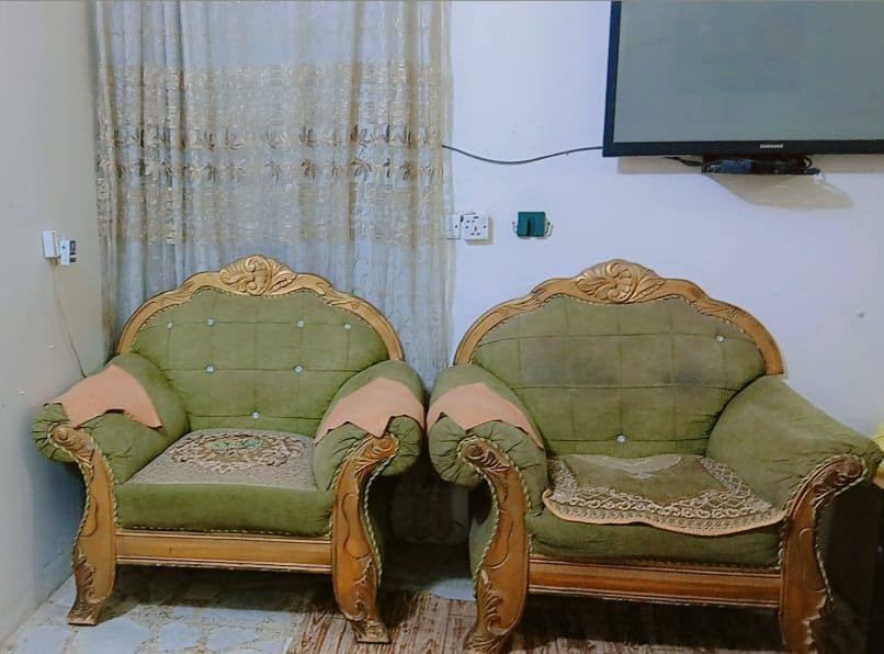 السلام عليكم تخم عشر مقاعد للبيع نضيف دوشمه جديده الله شاهد انتقلنه لغير بيت ومستعجلين علة بيعته ب150 الي يريده يتصل على الرقم ***********العنوان البياع الثانيه
