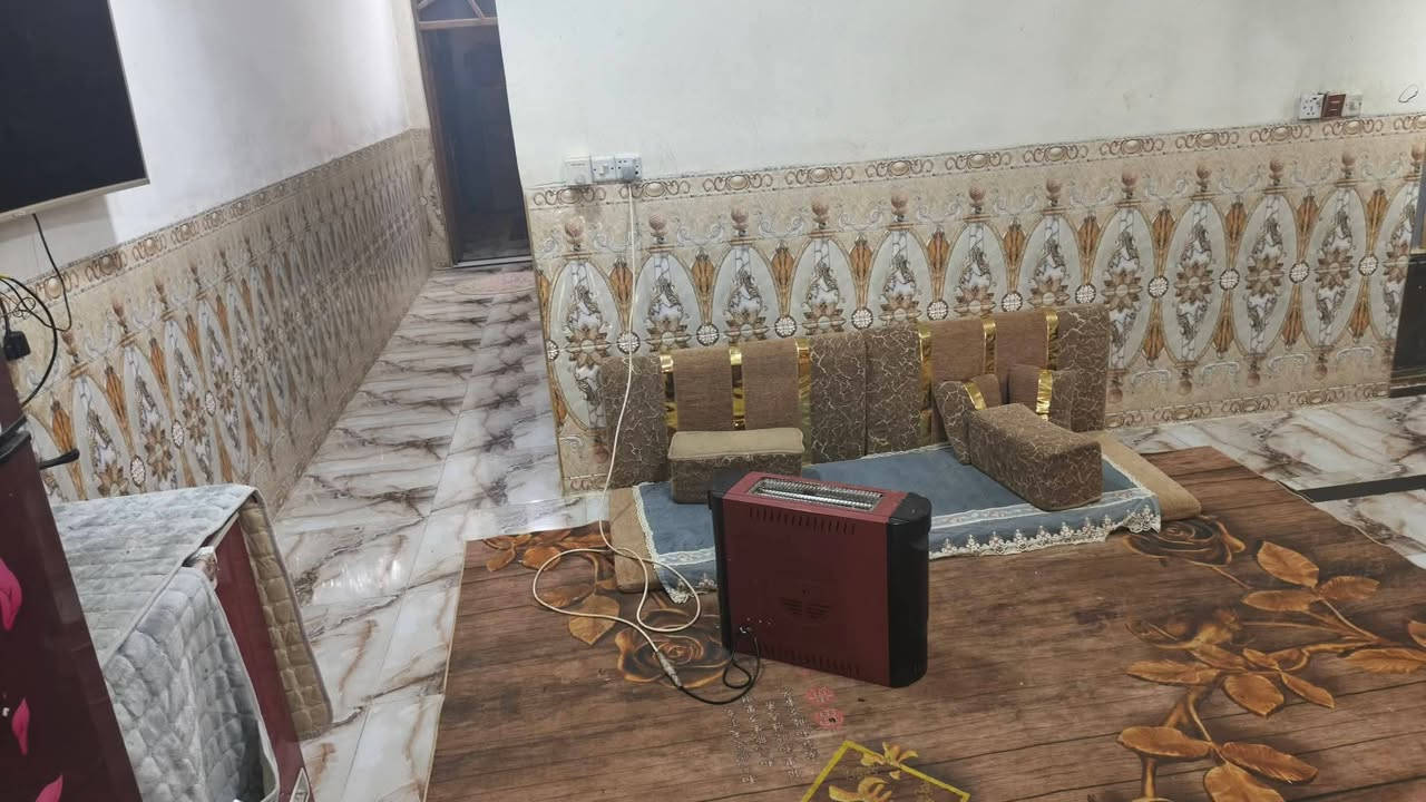 السلام عليكم... 
دار للبيع طابق واحد وبيتونه كبيرة ... بسعر مناسب وبيع مستعجل يصلح استثمار...طابو صرف ..المحموديه حي السلام بالقرب من المدراس الصينيه بشارع حسينه ام البنين ع...المساحة ١٥٠ م ... البيت جاهز للسكن ... البيت احلى من الصور بالواقع 
يحتوي على ... كراج وصحيات خارجيه واستقبال ومطبخ وهول داخلي وغرفتين نوم .... للاستفسار مراسلة الصفحة او الاتصال على ه‍ 
***********
***********
