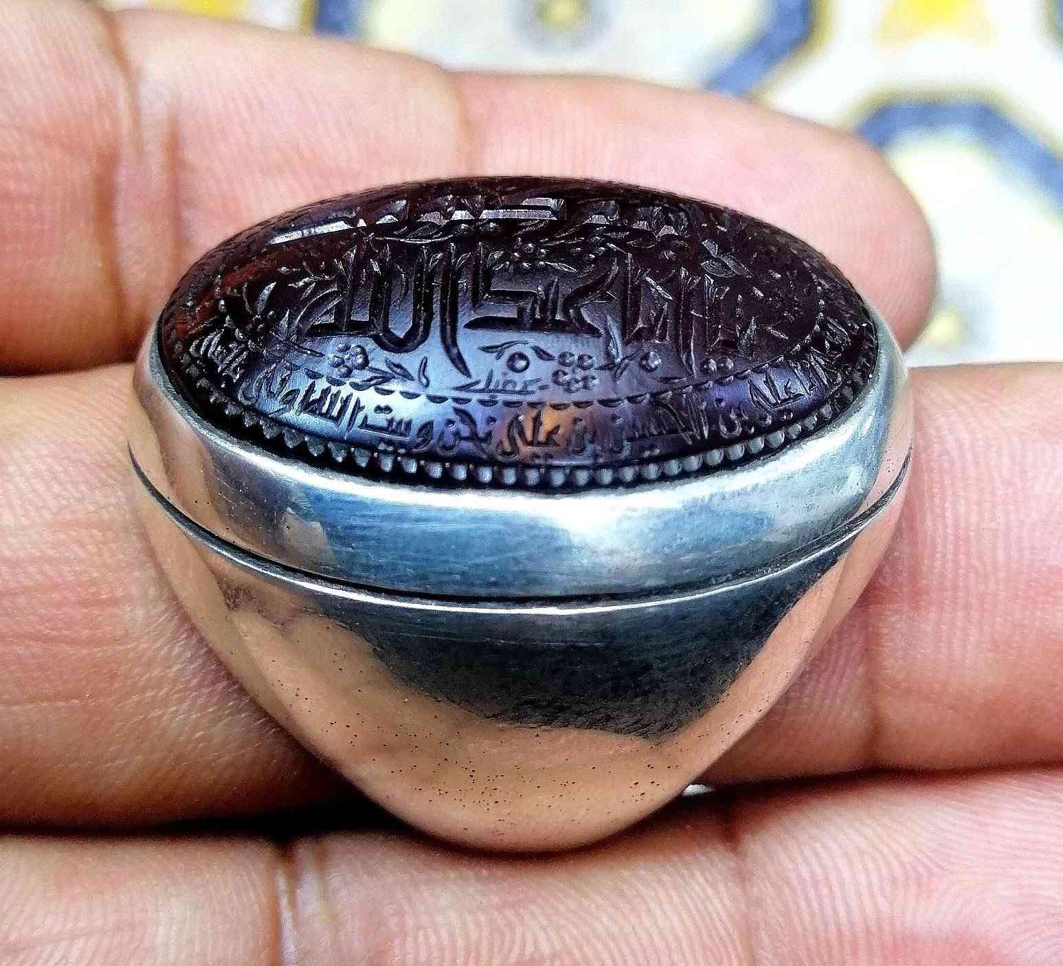 المميزون في نشرنا الباقون على عهدنا بأن ننشر لكم النوادر من الأحجار النفيسه التي يبحث الهوات عنها نقدم لكم جوهره من العقيق اليماني الكرزي الداكن خطت بانامل الاستاذ عقيل الكربلائي في شهر محرم الحرام ((لايوم كيومك ياأبا عبد الله)) السلام على الحسين وعلى علي ابن الحسين وعلى اولاد الحسين وعلى أصحاب الحسين للبيع على الخاص اوالاتصال على الرقم التالي ***********
