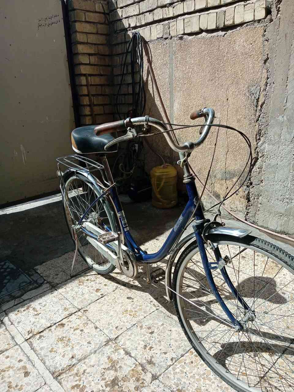 السلام عليكم بايسكل26ابو الگير الكير مالة دفن بالبطيخة بايسكل نظيف وتايرات جدد ياباني العنوان الدورة رقم هاتف *********** السعر 65
