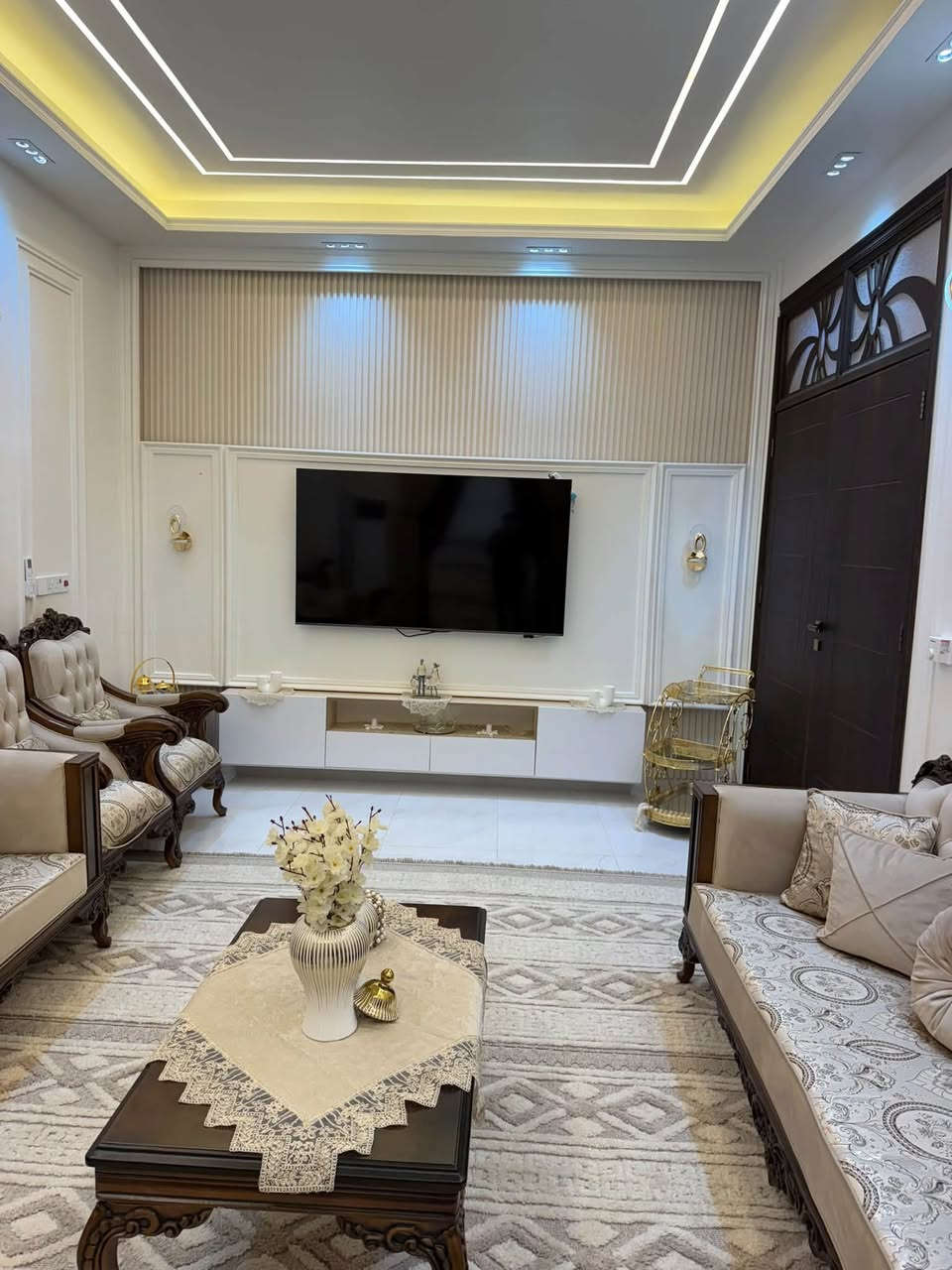 دار للبيع المساحه ١٥٠ متر طابقين ٤ غرف نوم بناء حديث منطقه سيد اسماعيل مجمع الزهراء السكني 
السعر ١٧٥ مليون قابل للتفاوض 
للاستفسار *********** 
بناء حديث وكلشي موضح بالصور

