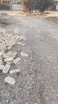 السلام عليكم 
قطعه أرض مساحه 200 متر 
يتوفر كافت مساحات 50 متر 100 متر 
زراعي الخطيب سند 25 مدخل الغزاليه 
خدمات كامله مي ومجاري وكهرباء 
لا ستفسار اوتصل ***********
