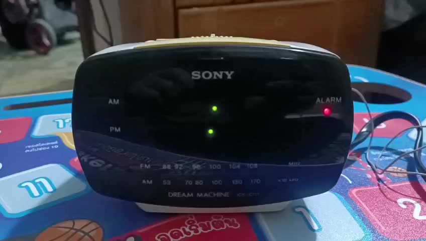هذا الجهاز هو راديو بساعة من نوع Sony Dream Machine، وبالتحديد الموديل ICF-C111. وهو جهاز كلاسيكي يجمع بين وظائف المنبه والراديو بتصميم يرجع لفترة التسعينيات.
المواصفات والمميزات الأساسية:
نوع الجهاز: راديو منبه رقمي (AM/FM Clock Radio).
التصميم: يتميز بهيكل بلاستيكي بلون عاجي أو أبيض مع شاشة عرض رقمية بلون أخضر.
وظائف الراديو: يدعم نطاقي التردد AM و FM.
ميزات المنبه: يتضمن وظائف التنبيه، الغفوة (Snooze)، ومؤقت النوم (Sleep Timer).
ميزات إضافية: يحتوي على بطارية احتياطية للحفاظ على الوقت في حال انقطاع التيار الكهربائي.


**إذا كنت صاحب هذا الإعلان وتريد حذفه لأي سبب، رجاءا أرسل رسالة إلى الدعم الفني**