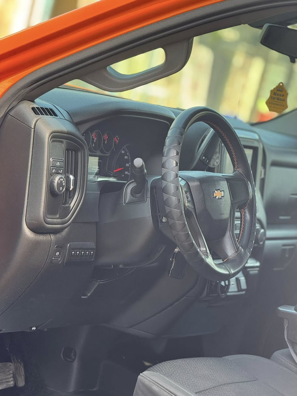 اصل لون برتقالي بيهه قطعتين صبغ  جديده السياره تجي وشوف للستفسار واتساب ***********
