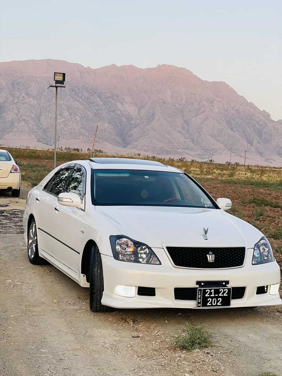 تیوتا كراون شاهين حالة ممتازة جداً، بدون أي كسر أو عيب.
الموديل 2005 فل مواصفات، الصبغ أصلي بالكامل (صفر صبغ).
محوّلة كارتون أمامي إلى موديل 2007.
رنجات ستيل، مرايا بإشارات، فورميكا حمراء، مقود خشب.
السيارة نظيفة جداً ولا يوجد فيها أي صوت أو مشكلة (صفر صفر).
الموقع: العراق – السليمانية.
رقم موبایل:***********
