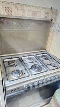 طباخ 5عيون شغال ونظيف للبيع للاسفسار‏‪07736838588‬‏