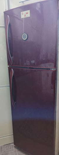 ثلاجه للبيع حجم ١٤ قدم السعر ٣٠٠ الف نظيفه جدا  ٠٧٨٩٣٨٤٩٥٧٠