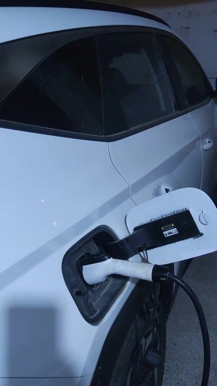 سلام عليكم توسان plug in hybrid شحن منزلي و هايبرد وبانزين ثلاث أنظمة حادث خيف جدا بدون تبديل اي قطعة كلها بلاد شوف الليبلات على داخل وخارج السيارة بدون ايرباك ماشية 13الف  مرقم بغداد سنوية وهزة جديدة لون أبيض @***********
