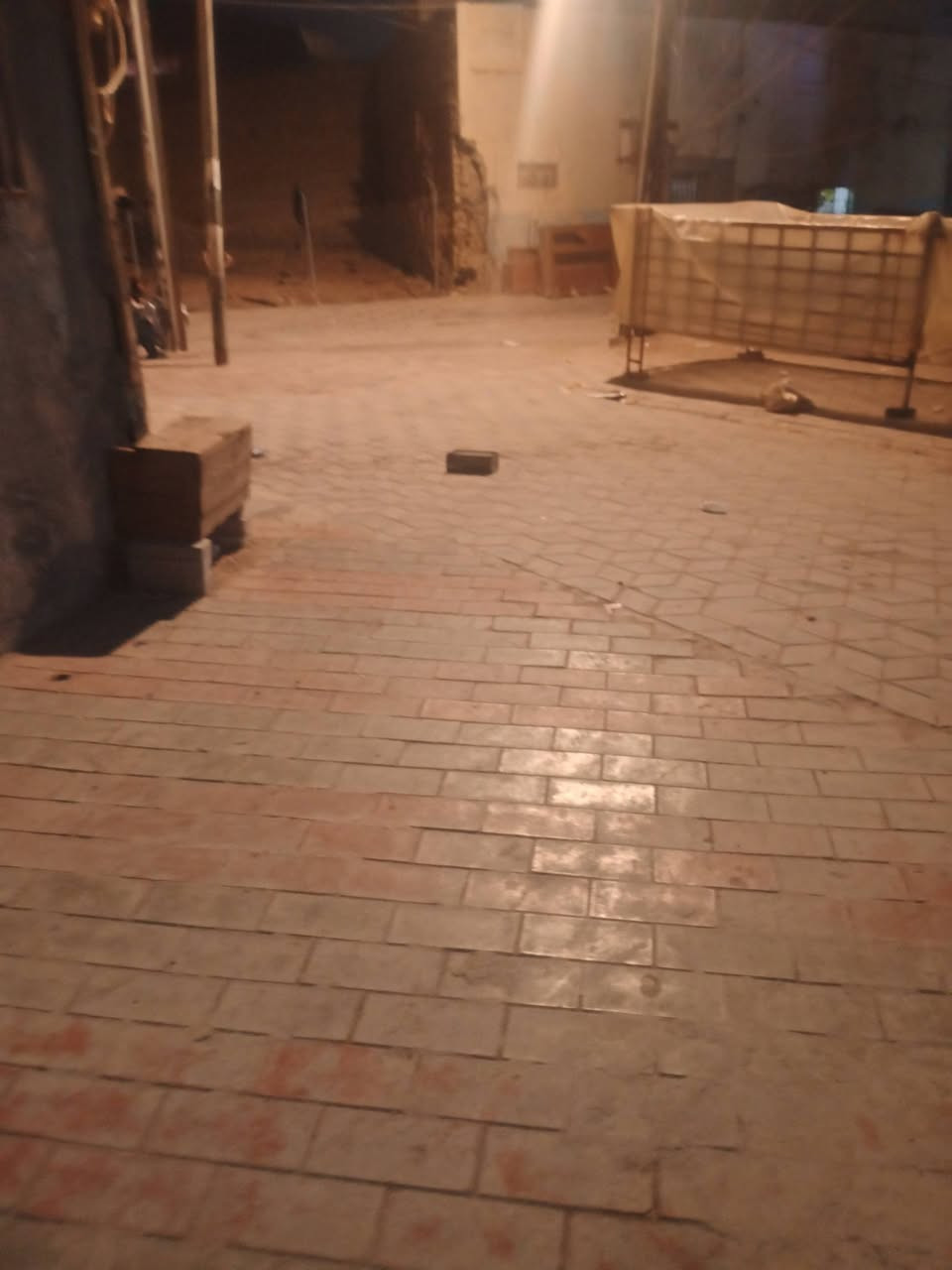 السلام عليكم بيت طابه صرف بيت جاهز بالولايه للبيع منطقه السيد حسين مدارس خدمات فول يم السوق منطقه راقيه سعر 50 قفل من الاخير بدون عمله اللي يريد يتصل على الرقم بواتساب  *********** ما ابيع بقل 50 قفل نقد
