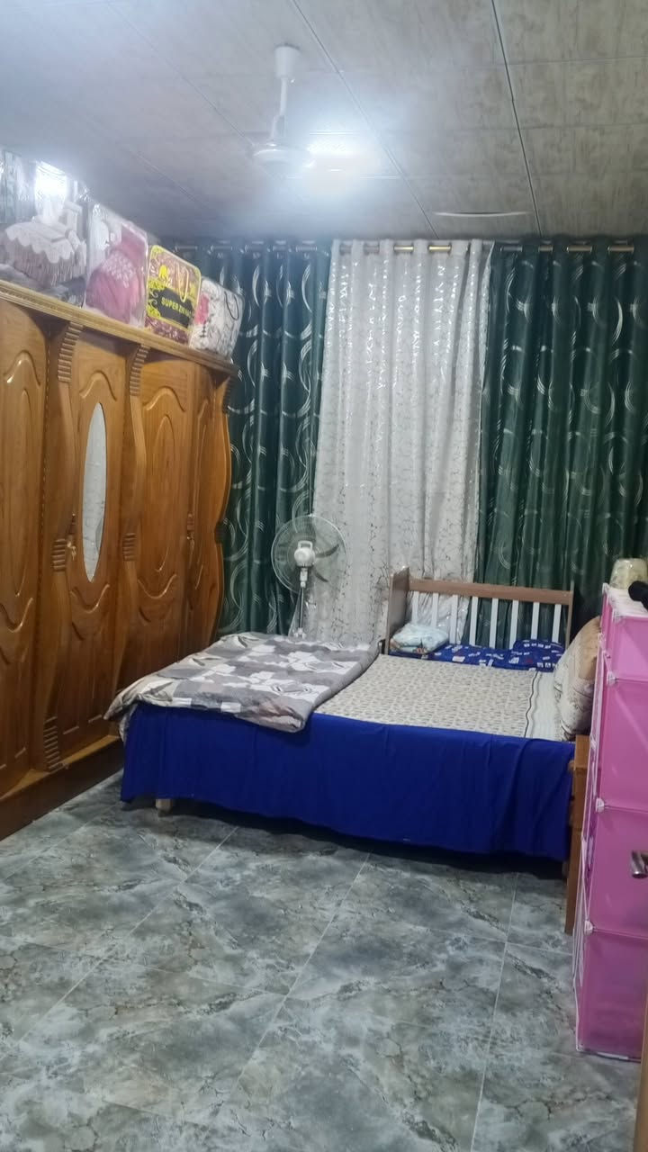 السلام عليكم بيت مساحة 150م طابقين  يحتوي على 4غرف نوم وصالة ومطبخ وهول وصحيات وكراج  ***********
