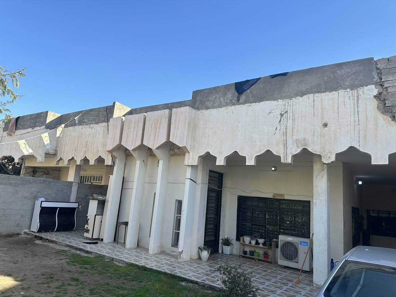 بيت مساحة 500 متر للبيع
مجدد من الدخل بالكامل 
منطقة البو شامان قرب مدرسة العفاف للبنات 

مقسوم 

مشتمل وبيت كبير 

للبيع او المروس 

للاتصال ***********
