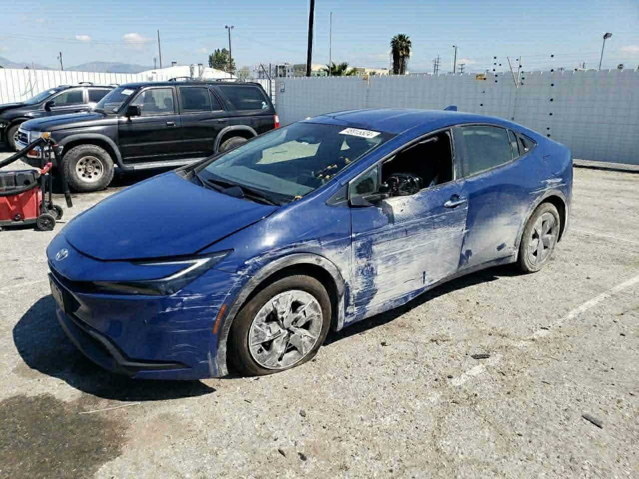 بريوس ٢٠٢٣ هايبرد حادث جانبي موضح بالصور البجم كبس *********** السعر  160 ومجال بسيط مستعحل علبيع

