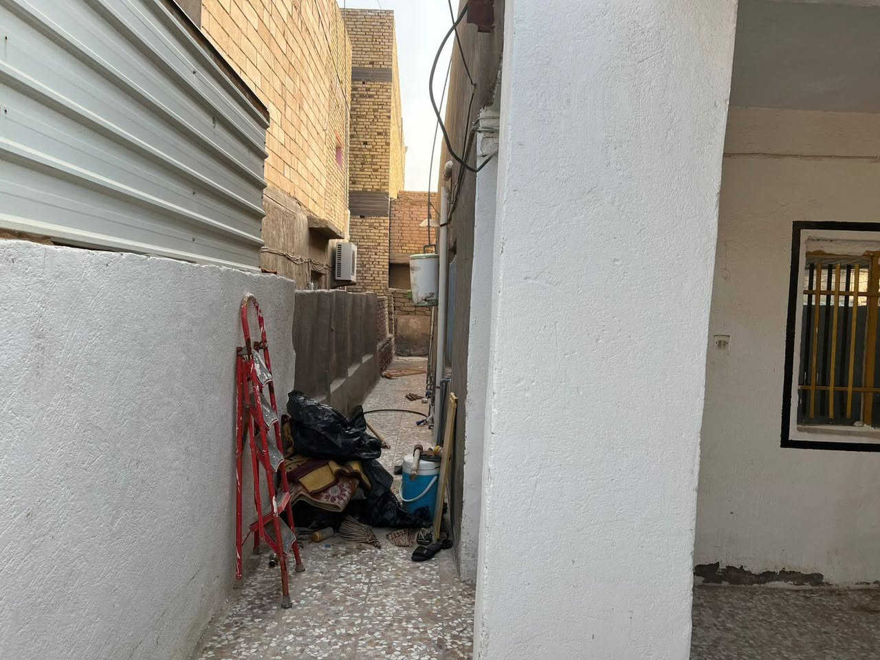 السلام عليكم بيت للبيع مساحه 200متر طابو صرف موقعه شارع 60 حي الاساتذه قرب شارع الحسينيه البيت فارغ حاليا تفاصيل ***********
***********
