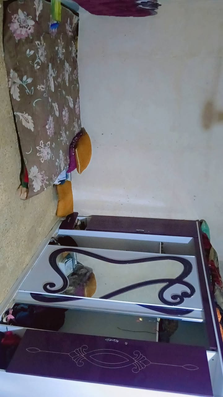 السلام عليكم
بيع مستعجل 
بيت طابو زراعي سند 25 مشمول بالتطويب 
المساحه 280 بناء 160 رباط كونكريت مسلح ارتفاع فوك الرباط خمسه سوف طابوك صبه 10 سانتيم 
موقع البيت خلف شقق الزيتون خدمات ماء كهرباء اناره ليليه بناء بلوك العفلوكي يحتوي ع غرف نوم عدد 2 كبار صالحه كبيره مطبخ صحيات براني نقص سقف ونقص ارظيه اي استفسار اتصل ***********
