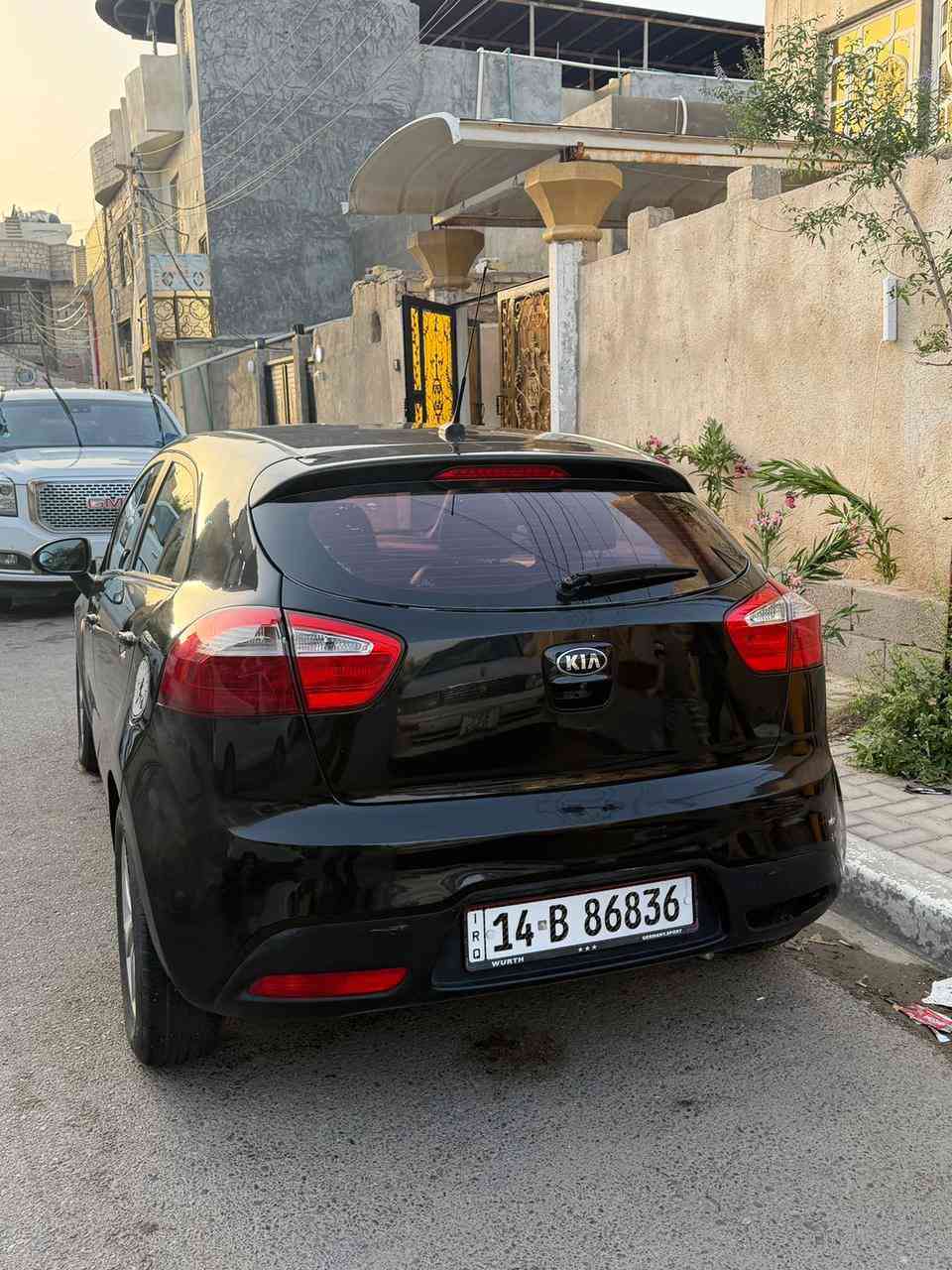 كيه ريو استيشن شكل رياضي
مديل ٢٠١٦
ماشيه ١٢ الف سياره جديده مكينه برغي ما مفتوح 
 حادث بمريكا جاملغ امامي جهه السائق 
وجاملغ الخلفي للجهه الثانيه مكاني بغداد مدينه الصدر
بسمنه تسجيل حديث 
السعر93$ ورقه وبيها مجال بسيط
رقم الهاتف ***********
