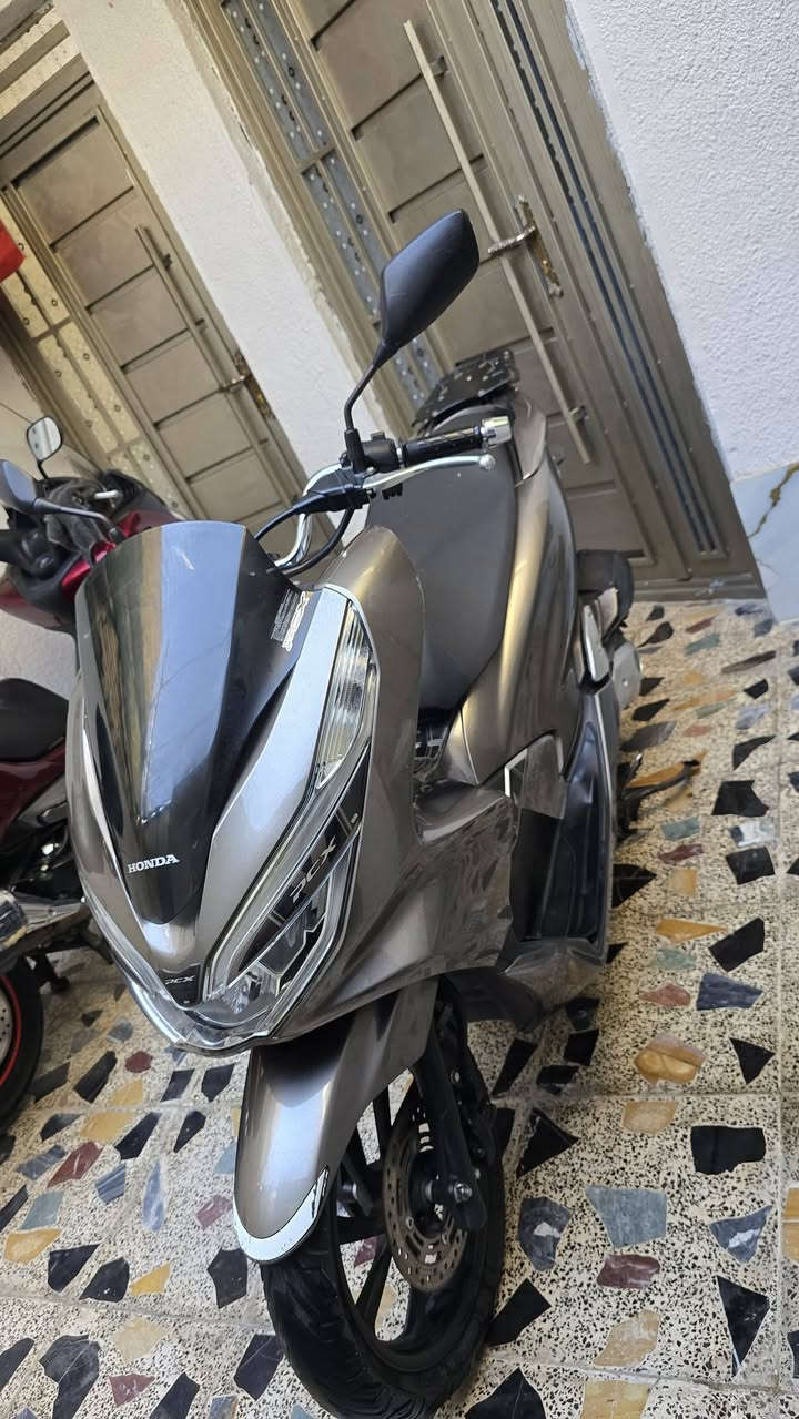 السلام عليكم  .   PCX جيل الثالث ياباني موديل 2020  بصمه للبيع 
الدراجه مكفوله كفاله عامه الدراجه مال رمبه كله شغاله حساس زدحام و ستان كهربائي كله شغاله ماشيه  38  الف حقيقي لون فيلي صدفي لون مميز مكينه 125cc           .    ياباني  .  رقم الشاصي  (  JF  )
مكاني بغداد مدينة الصدر السعر على الاتصال 
رقمي  ( *********** )
