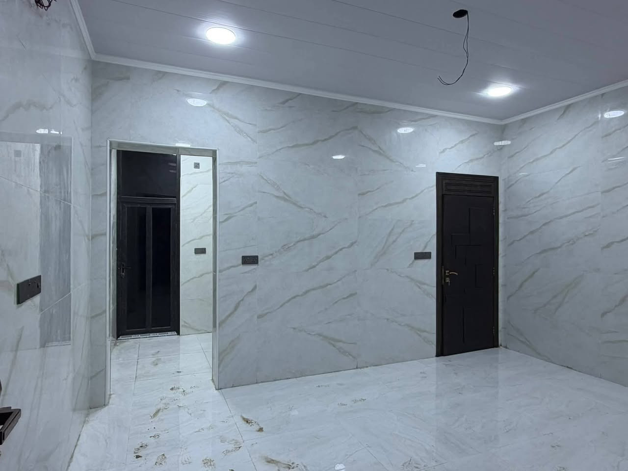 🏡 دار للبيع — 200 متر طابو صرف
📍 الموقع: حلّة شارع 80 جهة كربلاء قرب جامع الرحمن، ويبعد فقط 200 متر عن شارع 80
ومقابل المدرسة

🔹 تفاصيل الدار:
▪️ 4 غرف نوم
▪️ غرفتين بالطابق الأرضي
▪️ غرفتين بالطابق الثاني
▪️ الهول مفتوح على الصالة مع باب دفترية

🔹 مواصفات البناء :▫️ أرضيات بورسلين▫️ المطبخ مغلف بورسلين هندي من أرقى الأنواع▫️ مطبخ حار وبارد▫️ شبابيك دبل جام ▫️ أبواب شبيه القاصه▫️ سحبات بالجدران▫️ سقوف جبسن بورد

للتواصل او الاستفسار:
الاتصال على الرقم او مراسلتنا على الواتساب
 ***********
