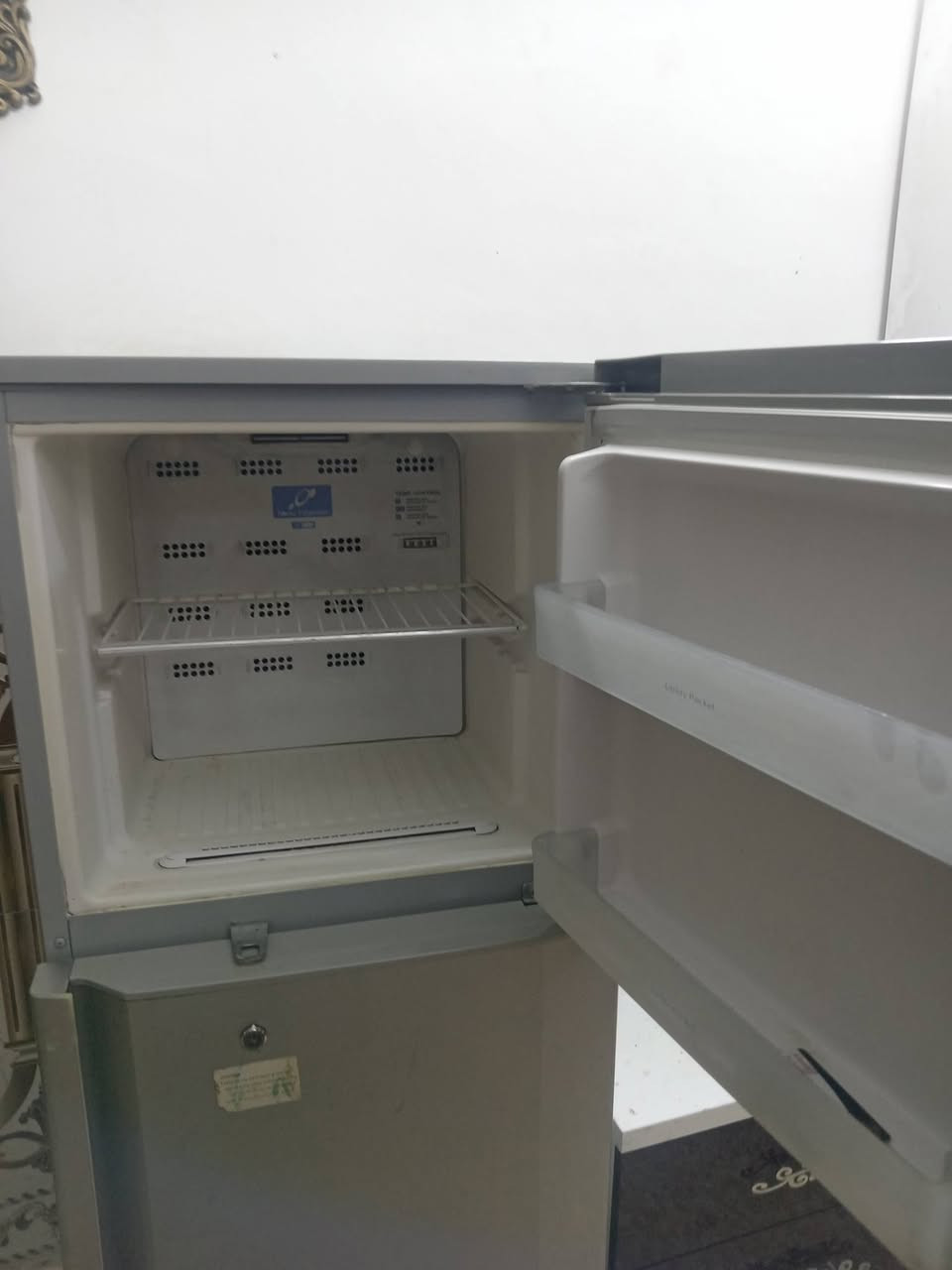 ثلاجة للبيع حجم 14هيتاشي تبريدهة بخار السعر 85 الاتصال على الرقم ***********
