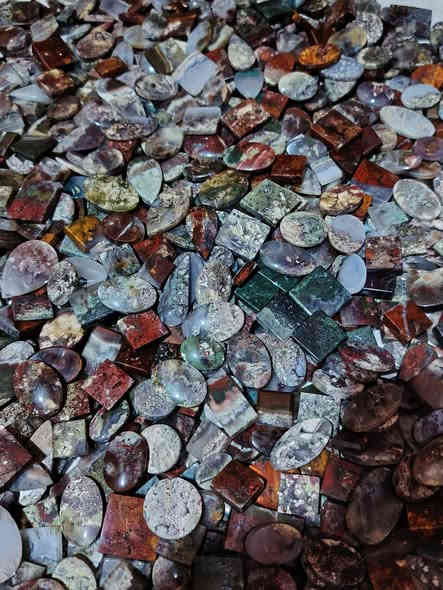 حجر الطحلبي تحف نوادر 
عدد القطع 3750 قطعه 
سعر القطعه جمله 600 دينار بس جمله ابيع
وينهم الي على باب الله 
*********** واتساب او اتصال
