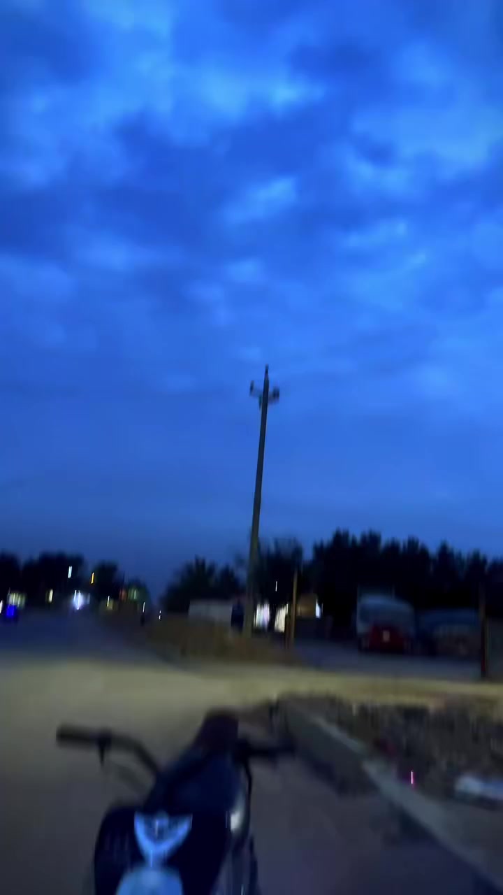 سلام عليكم ماكس منغولي حربيه دراجه حلوه وناعمه كلش شرط ماتسمع صوته كامله فقط بيه باتري ضعيف اما الباقي تخبل مكاني ناصريه سيددخيل سعر 450 وبيه مجال الشراي رقم ‭0788 532 4998‬
