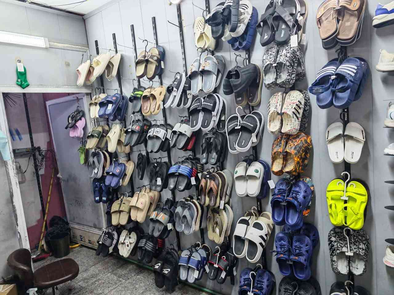 المحل للبيع مع كامل محتوياته ايجار المحل 300 الف 
المحل شغال وبي معاميل خير من الله كامل مكمل موقعه تجاري ع الشارع العام 
اليدور مشروع جاهز المحل يفيده الاستفسار اكثر ***********
